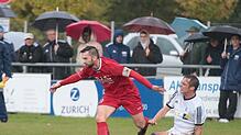 Der Geisinger Cyril Bondarev entwischt in dieser Szene dem Immendinger Oliver Weiß. Das Bezirksliga-Derby zwischen den beiden ...