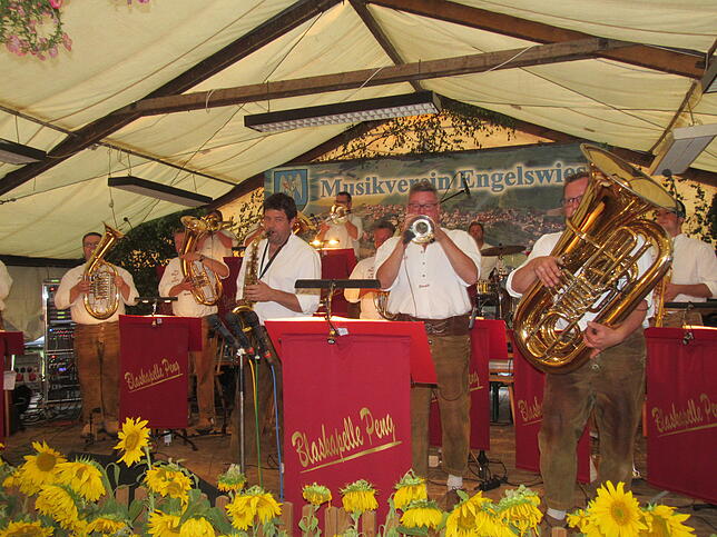Bild 24: Bilder: Heißes Sommerfest in Engelswies mit Blaskapelle Peng