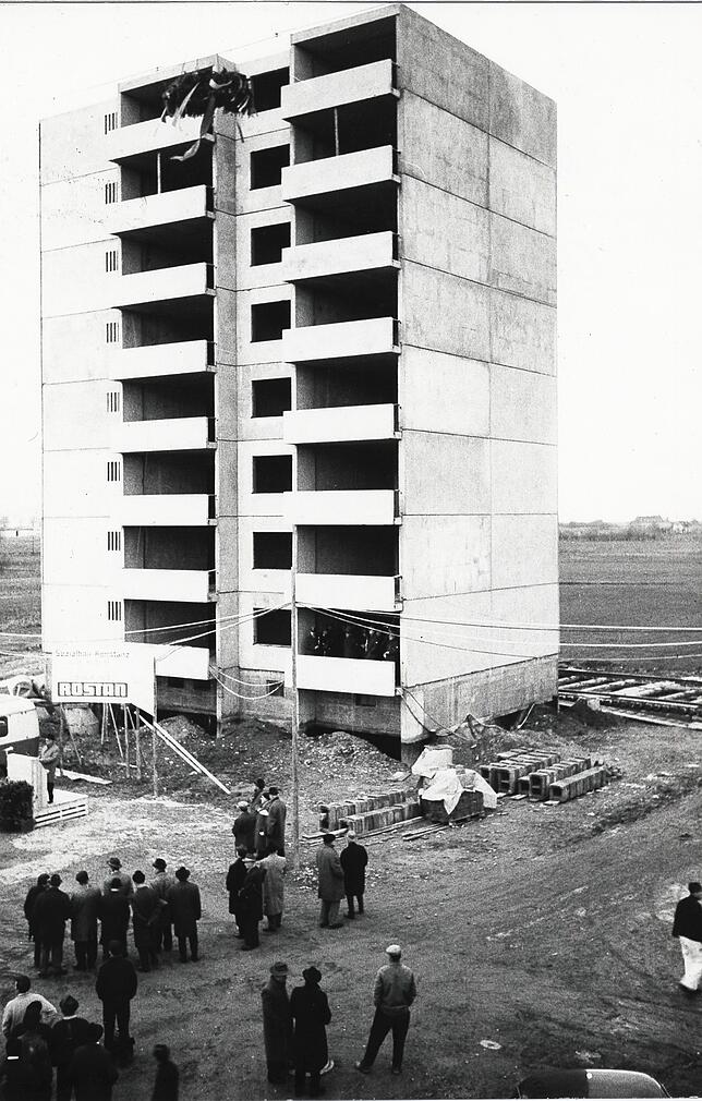 1965: In den Öhmdwiesen steht der Rohbau des ersten Hauses.