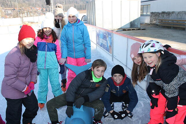 Bild 11: Werkrealschüler genießen die Blumberger Eisbahn