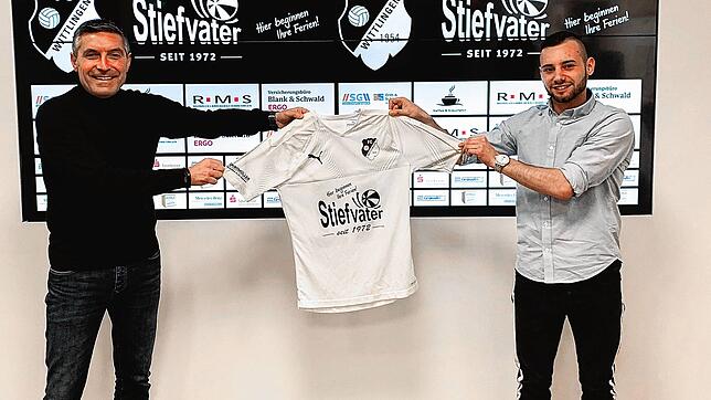 Wechsel: Team-Manager Antonio Ratto (links) freut sich auf Neuzugang Sascha Strazzeri vom FSV Rheinfelden.