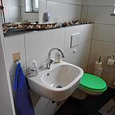 Erst vor fünf Jahren wurde Lars Scheiders Wohnung in der Ekkehardstraße war sie von der BImA modernisiert. Das Bad ist faktisch neu und ...