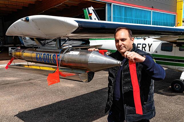 Pilot Sebastian Keller checkt vor jedem Flug den Zustand und Befüllung der beiden Silberjodid-Generatoren an den beiden Tragflächen des ...