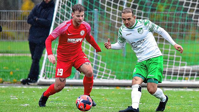 Die DJK Donaueschingen (Jonas Schwer, rechts) verlor das Kellerderby gegen den SV Bühlertal (Jörn Zimmer) etwas unglücklich mit 1:2.