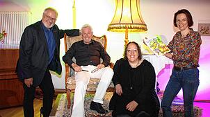 Eine unterhaltsame Vorstellung mit (v.l.) Alt-Bürgermeister Werner Müller, Autor Fidelis Krall, Grafikdesignerin Melanie Hafner und ...