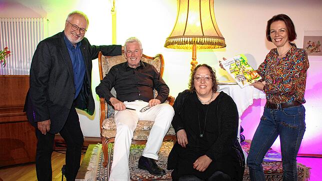 Eine unterhaltsame Vorstellung mit (v.l.) Alt-Bürgermeister Werner Müller, Autor Fidelis Krall, Grafikdesignerin Melanie Hafner und ...