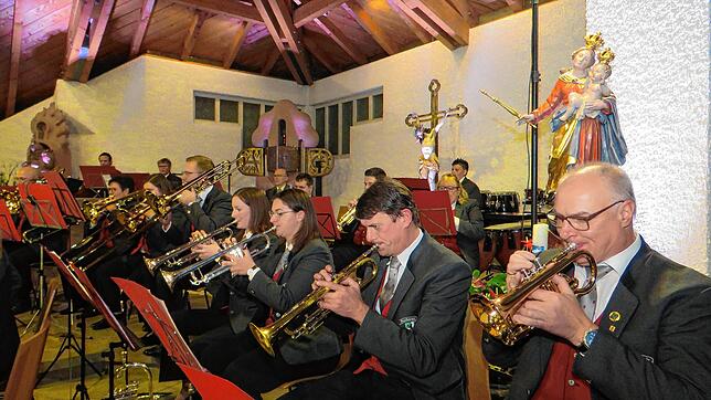 Besonders das Trompetenregister (unser Foto) glänzt beim Adventskonzert des Brigachtaler Musikvereins in der Allerheiligenkirche gleich ...