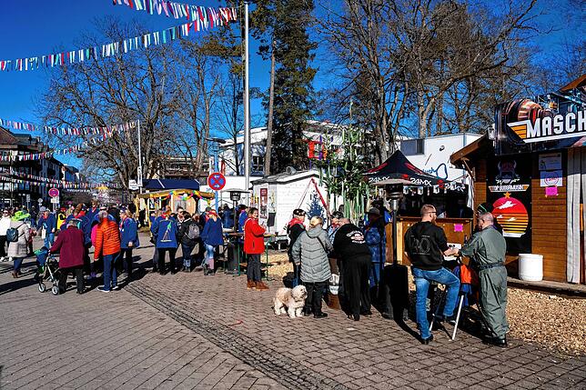 Bild 10: So freuen sich die Bad Dürrheimer Narren über das tolle Wetter!