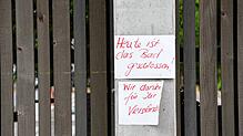 „Heute ist das Bad geschlossen!“: Auf die Schließung vom Frei- und Seebach Fischbach wird an den Toren hingewiesen.
