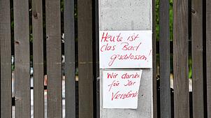 „Heute ist das Bad geschlossen!“: Auf die Schließung vom Frei- und Seebach Fischbach wird an den Toren hingewiesen.