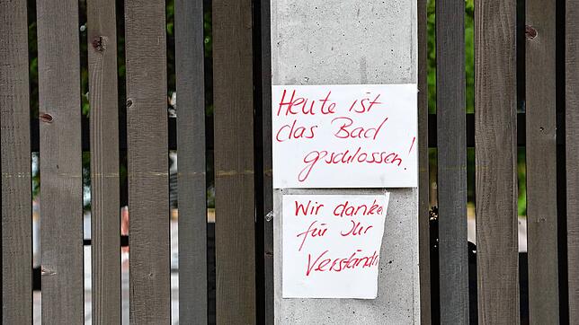„Heute ist das Bad geschlossen!“: Auf die Schließung vom Frei- und Seebach Fischbach wird an den Toren hingewiesen.