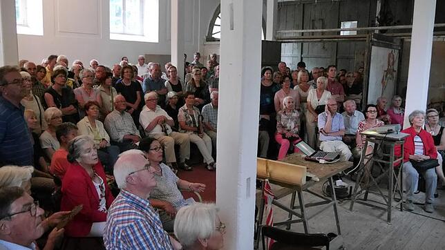 Über 200 Besucher finden sich im ehemaligen Marstall in Krauchenwies zusammen, um über dessen Baugeschichte und Sanierung zu erfahren.