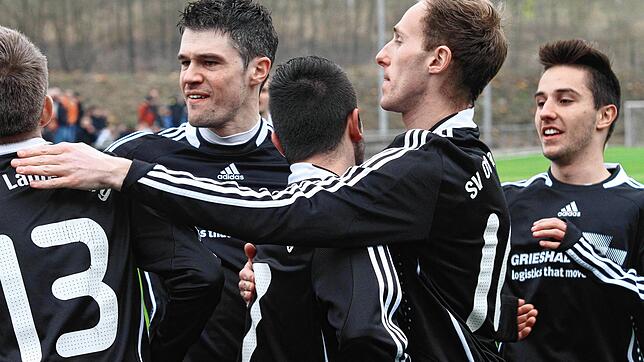 Meisterlich: Der SV 08 Laufenburg war mit 25 Siegen in 30 Spielen das Maß aller Dinge und stieg am Ende mit 24 Punkten Vorsprung auf den ...