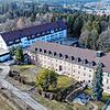 Unser Luftbild aus dem Jahr 2021 zeigt das Mediclin-Gebäude im Vordergrund, in dem die Gemeinschaftsunterkunft für Geflüchtete Menschen ...