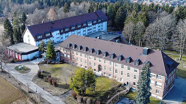 Unser Luftbild aus dem Jahr 2021 zeigt das Mediclin-Gebäude im Vordergrund, in dem die Gemeinschaftsunterkunft für Geflüchtete Menschen ...