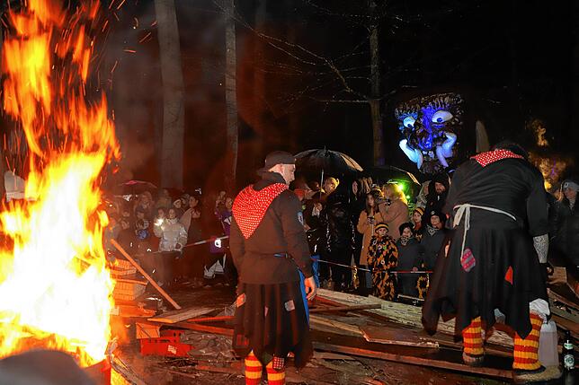 Bild 18: Schneeschreck und Riedhexen tanzen am Feuer &ndash; Alle Bilder vom Fasnachtsauftakt in Wollmatingen