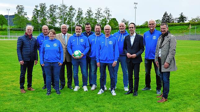 Der Hegauer FV weiht seine neuen Rasenplätze und das Clubheim ein: Vereinsvorstand, Bürgermeister Frank Harsch, ehemaliger Bürgermeister ...