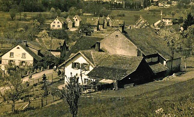 Blick auf das Anwesen Thomann/Ebner vom Friedhof. Das Foto wurde in den 1950er-Jahren von Albert Hildenbrand geschossen und stammt aus ...