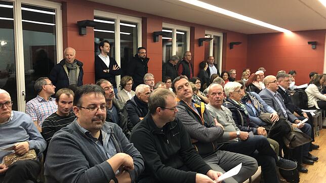 Voll besetzt waren die Zuschauerreihen in der Sitzung des Gemeinderats. Das Interesse der Bürger galt der geplanten Barrierefreiheit für ...