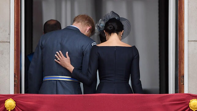 Sie wollen sich von ihren royalen Aufgaben abwenden: Herzogin Meghan und Prinz Harry, hier 2018 beim Verlassen des Balkons des ...