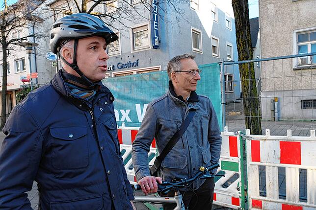 Bernhard Glatthaar (links) und Roland Merz vom ADFC fordern mehr Platz für Radler und eine Durchfahrtsperre für Autos auf der ...