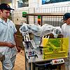 Topmodernes Metzgerhandwerk: Fabian Doser (links) und Lennox Mattes demonstrieren die Ausbildung an einem Roboter, mit dem ...