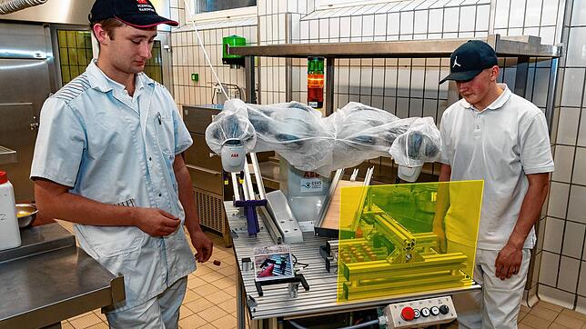 Topmodernes Metzgerhandwerk: Fabian Doser (links) und Lennox Mattes demonstrieren die Ausbildung an einem Roboter, mit dem ...