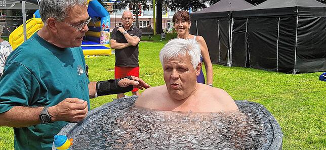 Thomas Müller, Geschäftsführer der Nachsorgeklinik, sitzt das erste Mal in einem Eisbad – dafür gibt es 1000 Euro Spende.