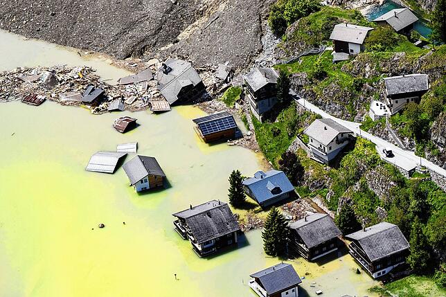 Nach dem Gletscherabbruch besteht Überflutungsgefahr: Eis, Geröll und Erdmassen des Bergsturzes stauten einen Fluss im Kanton Wallis zu ...