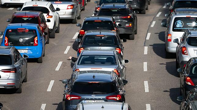 Zum Ende der Pfingstferien wird es auf den Straßen im Südwesten voll. (Symbolbild)