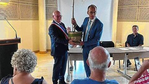 Die Bürgermeister Loïc Le Trionnaire (links) und Bürgermeister Jörg Frey bei der Geschenkübergabe. Foto: Gemeinde