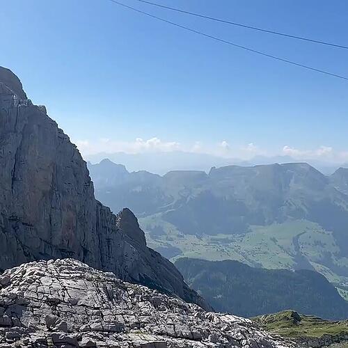 Bei diesem Ausblick arbeitet das Team auf dem Säntis