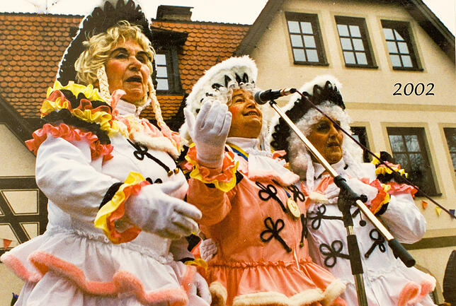 Elli Traub, Anni Weißenberger und Hanna Schilt (von links) bei der Prinzenhochzeit 2002.