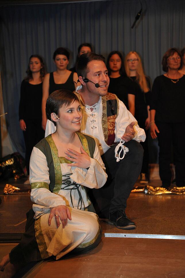 Moses (Michael Küpfer) und seine Frau Zipporah (Claudia Grolm) sind glücklich verliebt.
