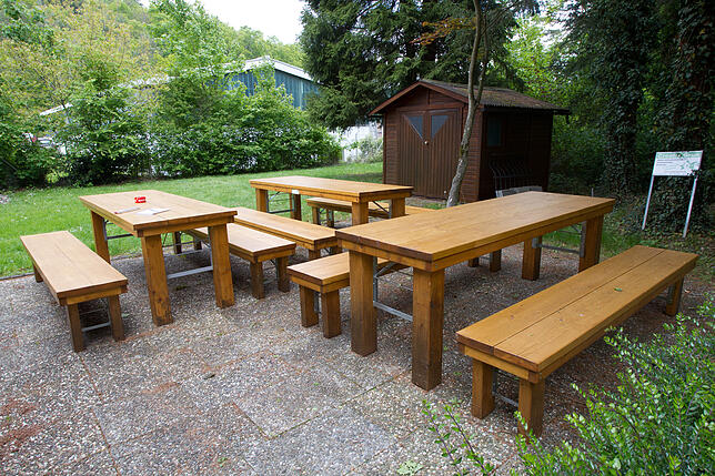 Der Biergarten vor dem Eingang zum Siedlerheim. Auf der Wiese daneben wird ab Herbst die Terrasse erweitert.