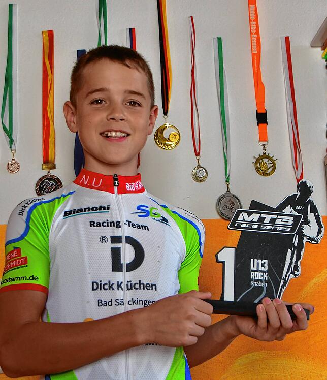 Stolzer Gesamtsieger: Der zwölfjährige Nick Urich aus Öflingen vom Dick Küchen Racing Team aus Bad Säckingen gewann die Gesamtwertung in ...