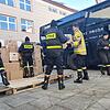 An der Flüchtlingsaufnahmestelle in Polen laden Helfer die Hilfsgüter aus den Radolfzeller Reisebussen. Zahlreiche Menschen haben für ...
