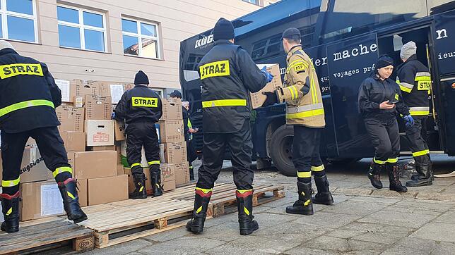 An der Flüchtlingsaufnahmestelle in Polen laden Helfer die Hilfsgüter aus den Radolfzeller Reisebussen. Zahlreiche Menschen haben für ...