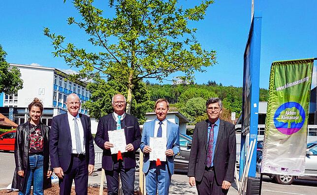 Die Zerreiche gegenüber der Stadtscheuer Waldshut steht: Darüber freuen sich Norma De Min (Klima-Aktivistin), Stephan Attiger ...