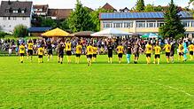 Die Spieler des FC Öhningen-Gaienhofen genießen den Jubel der Fans im Brühl-Stadion nach dem Überraschungserfolg im Achtelfinale des ...