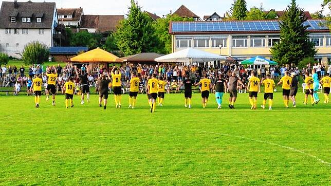 Die Spieler des FC Öhningen-Gaienhofen genießen den Jubel der Fans im Brühl-Stadion nach dem Überraschungserfolg im Achtelfinale des ...