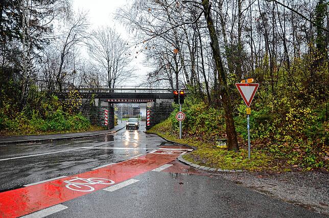 Die Bahnüberführung beim Bildungszentrum soll wegen der geplanten Zweispurigkeit aufgeweitet werden. Und die Stadt wird sich an den ...