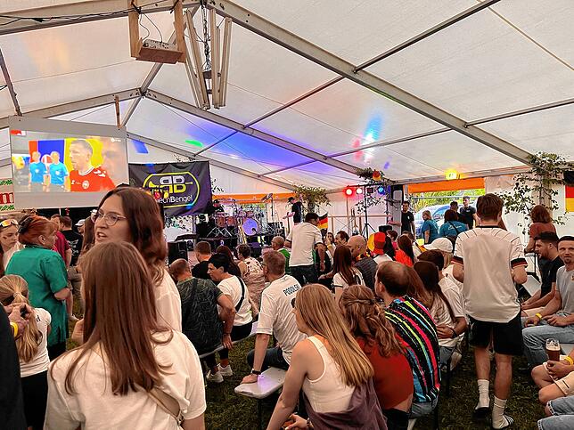 Bild 17: Zwischen Musik und EM – Der Freitag beim Dorffest Lienheim