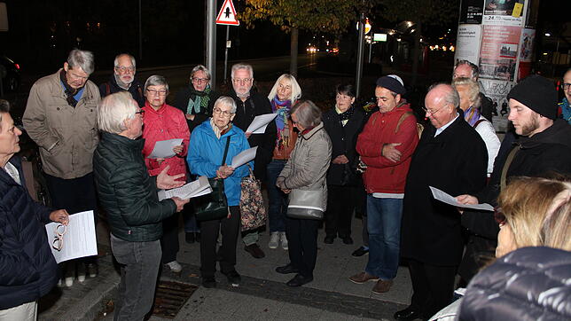 30 Teilnehmer kommen zur ersten Mahnwache auf den Bahnhofsvorplatz in Villingen. Bilder: Roland Dürrhammer