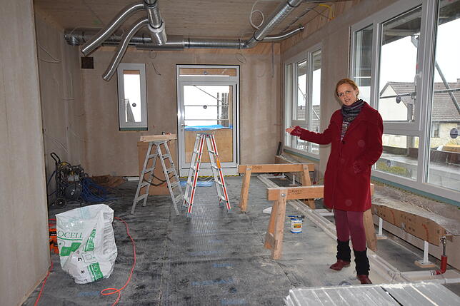 Kindergartenleiterin Melanie Schulz-Schulze steht auf der für die Kinder unzugänglichen Baustelle im späteren Speiseraum. Die Tür hinten ...