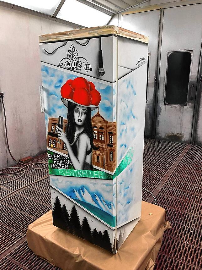 Eine Schwarzwald-Maid mit Bollenhut. Wo ist das Trachtenoberteil geblieben?