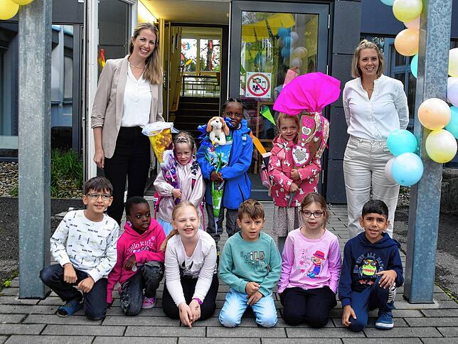 Salem, SBBZ-Lernen Salem, Lerngruppe 1 mit ihren Klassenlehrerinnen Christina Speidel (links) und Jessica Leibrock (rechts)Die ...