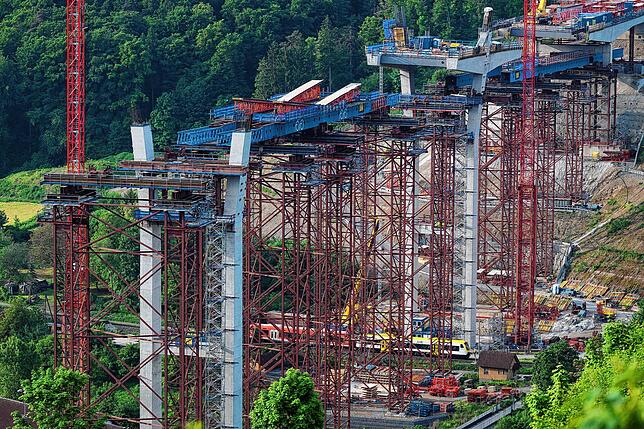 Gerüste sind an der Baustelle der Hochbrücke zu sehen.