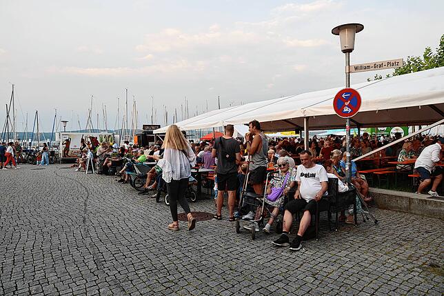 Bild 7: Party direkt am Bodensee: Beim Staader Hafenfest 2025 treffen sich die Konstanzer