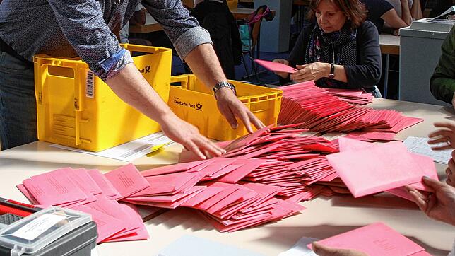 Schon ohne Corona eine Herausforderung: Bei der Briefwahl sind zehntausende Umschläge zu verarbeiten. (Archivbild)